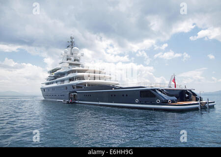 Gigantesque grand luxury motor yacht - location de bateaux sur la mer. Banque D'Images