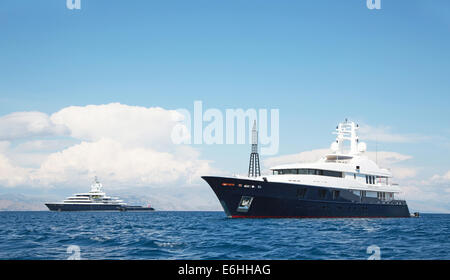 Gigantesque grand luxury motor yacht - location de bateaux sur la mer. Banque D'Images