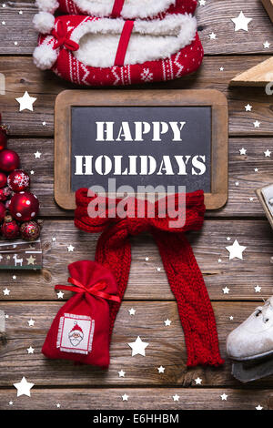Joyeux Noël carte de souhaits en rouge, blanc et bois - vintage style avec ruban. Banque D'Images