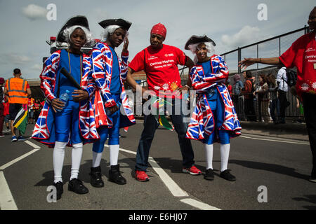 Londres, Royaume-Uni. 24 août, 2014. Les jeunes hommes de poser dans les chapeaux tricorne, bas et costumes colorés Union Jack au carnaval de Notting Hill 2014 children's day parade : Crédit photographique à vue/Alamy Live News Banque D'Images