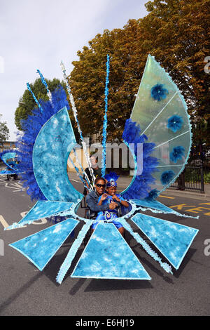 Londres, Royaume-Uni. 24 août 2014. Les participants à la parade sur la Journée de l'enfance à Notting Hill Carnival 2014, Londres. Le premier jour du carnaval est traditionnellement pour les enfants, mais beaucoup d'adultes inscrivez-vous à ainsi. Crédit : Paul Brown/Alamy Live News Banque D'Images