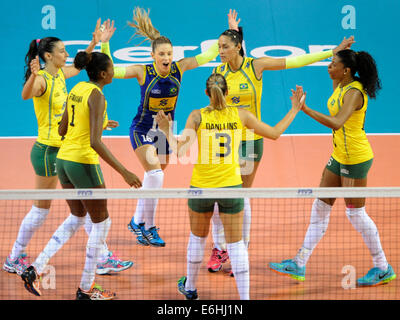 Tokyo, Japon. 24 août, 2014. Joueurs brésiliens célèbrent après avoir marqué contre le Japon lors de la dernière série de match de Volleyball FIVB World Grand Prix 2014 à Tokyo, Japon, le 24 août, 2014. Credit : Stringer/Xinhua/Alamy Live News Banque D'Images