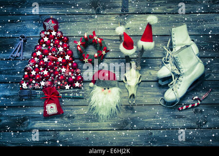 Pays de Noël Décoration de style en bois blanc et rouge avec de vieilles choses. Banque D'Images