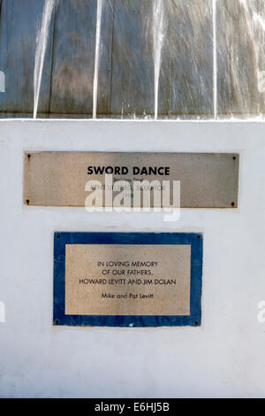 Plaque en laiton pour danse de l'épée, une sculpture en acier inoxydable par Kent Ullberg à l'IGFA Fishing Hall of Fame & Museum, Dania Beach, Floride. Banque D'Images