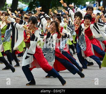 Tokyo, Japon. 23 août, 2014. Les participants dans des costumes colorés danse au rythme de la musique, montrer leurs compétences au cours de danse de rue à Tokyo un rendement haut de gamme de l'Harajuku le Samedi, Août 23, 2014. Quelque 80 000 danseurs devraient prendre part à ces deux journées de festival de danse de rue qui s'est tenue simultanément à quatre endroits différents. © Natsuki Sakai/AFLO/Alamy Live News Banque D'Images