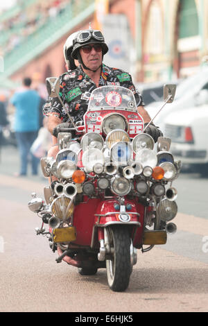 Mod All Weekender, Brighton 2014, Madeira Drive, Brighton, East Sussex, ROYAUME-UNI . Il s'agit d'un rassemblement de la culture Mod britannique événement annuel sur la côte sud de l'Angleterre avec le scooter classique comme mode de transport choisi. Les participants au scooter courent jusqu’à Beachy Head dimanche après-midi. 24 août 2014 Banque D'Images