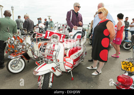 Mod All Weekender, Brighton 2014, Madeira Drive, Brighton, East Sussex, ROYAUME-UNI . Il s'agit d'un rassemblement de la culture Mod britannique événement annuel sur la côte sud de l'Angleterre avec le scooter classique comme mode de transport choisi. Les participants au scooter courent jusqu’à Beachy Head dimanche après-midi. 24 août 2014 Banque D'Images