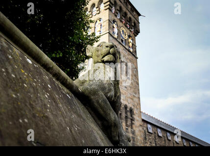 La sculpture d'une lionne sur le mur des animaux à Cardiff Castle. Banque D'Images