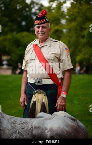 Old Westbury, New York, États-Unis - 23 août 2014 - JIM GILCHRIST, un tambour-major dans la légion américaine Amityville Pipe Band, est le port d'un tartan Black Watch, à la 54e Annual Long Island Festival écossais et les Jeux des Highlands, co-organisé par L. I. clan écossais MacDuff, at Old Westbury Gardens. Credit : Ann E Parry/Alamy Live News Banque D'Images