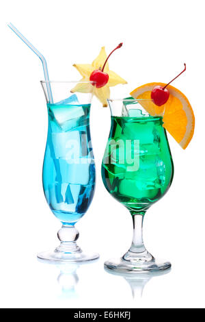 Deux cocktails tropicaux. Isolé sur fond blanc Banque D'Images