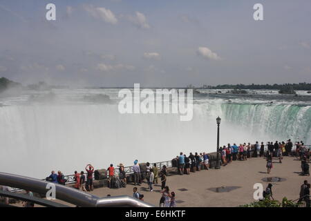 Table Rock est au cœur de Niagara Parks - où chaque année plus de 8 millions de visiteurs se tenir près de l'eau tonitruantes rushi Banque D'Images