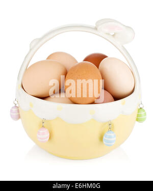 Oeufs de Pâques en panier. Isolé sur fond blanc Banque D'Images