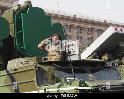 Kiev, Ukraine. 24 août, 2014. À Kiev une parade militaire officielle a été organisée à l'occasion de l'Independence Day. La sixième de l'histoire de l'Ukraine indépendante. Dans le défilé a été suivi par des membres des forces armées et qui a fait l'objet matériel militaire moderne. Crédit : Igor Golovniov/ZUMA/Alamy Fil Live News Banque D'Images