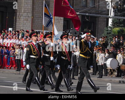 Kiev, Ukraine. 24 août, 2014. À Kiev une parade militaire officielle a été organisée à l'occasion de l'Independence Day. La sixième de l'histoire de l'Ukraine indépendante. Dans le défilé a été suivi par des membres des forces armées et qui a fait l'objet matériel militaire moderne. Crédit : Igor Golovniov/ZUMA/Alamy Fil Live News Banque D'Images