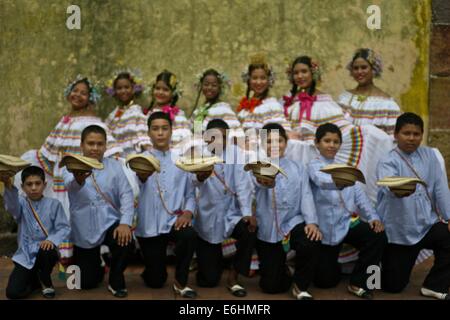 Les jeunes du groupe de musique folklorique panaméenne Banque D'Images