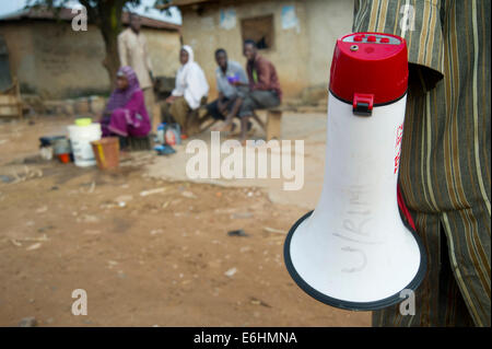 10 août 2014 - Ungwan Shanu (Village, Kaduna, Nigeria - Le 10 août 2014, Kaduna, Nigeria - Un bénévole utilise un porte-voix pour annoncer une campagne de vaccination contre la polio dans la communauté de Ungwan Shanu à Kaduna, au Nigéria. Dans le groupe de base du projet Partenaires, CRS et aide à l'enfance s'associent pour former les bénévoles locaux pour éduquer les résidents locaux sur la santé et les risques de la poliomyélite. (Crédit Image : © David Snyder/Zuma sur le fil) Banque D'Images