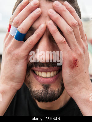 Brighton, UK. 24 août, 2014. On fête le nouveau record du monde -François Monin, sous-chef de bar à Lucky Voice, Brighton, établit un nouveau record du monde de vitesse d'ouverture de 2000 bouteilles de bière. Il a pulvérisé le record mondial Guinness actuel qui s'élevait à 28 minutes 11secondes de près de 4 minutes, l'ouverture de bouteilles 2030 en 24 minutes 37 secondes. L'événement s'est tenu à l'Azure bar et restaurant sur la plage de Brighton entre la jetée de Brighton et la roue de Brighton et a été parrainé par Asahi beer. Credit : Julia Claxton/Alamy Live News Banque D'Images