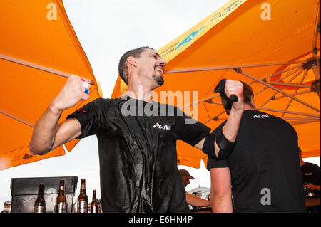 Brighton, UK. 24 août, 2014. On fête le nouveau record du monde -François Monin, sous-chef de bar à Lucky Voice, Brighton, établit un nouveau record du monde de vitesse d'ouverture de 2000 bouteilles de bière. Il a pulvérisé le record mondial Guinness actuel qui s'élevait à 28 minutes 11secondes de près de 4 minutes, l'ouverture de bouteilles 2030 en 24 minutes 37 secondes. L'événement s'est tenu à l'Azure bar et restaurant sur la plage de Brighton entre la jetée de Brighton et la roue de Brighton et a été parrainé par Asahi beer. Credit : Julia Claxton/Alamy Live News Banque D'Images