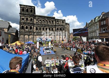 La voiture de rallye gagnant Thierry Neuville et Nicolas Gilsoul co-pilote de la Belgique entre dans le podium après l'ADAC Rallye Deutschland WRC Rallye du Championnat du monde face à la Porta Nigra de Trèves, Allemagne nin Grafschaft, 24 août 2014. Photo : THOMAS FREY/dpa Banque D'Images