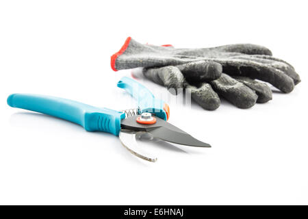 Sécateur et porté des gants de jardinage isolé sur fond blanc Banque D'Images