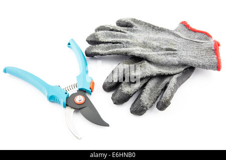 Sécateur et porté des gants de jardinage isolé sur fond blanc Banque D'Images