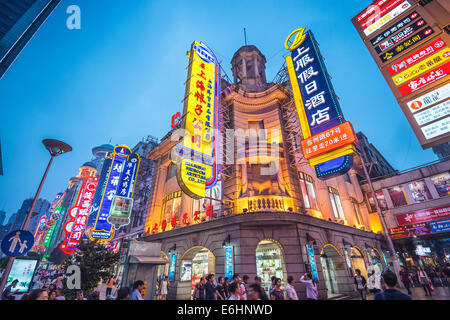 SHANGHAI, CHINE - 16 juin 2014 : néons allumés sur Nanjing Road. La rue est la principale voie de la ville. Banque D'Images