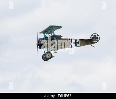 Dunsfold, UK. 23 août, 2014. Dunsfold aérodrome à Surrey tient un congrès annuel et de l'aéronautique sur le moteur d'août week-end férié. Ici replica Grande Guerre Allemand Fokker Triplane fighter prend part à une 'dogfight' avec d'autres membres de la Grande Guerre Display Team Crédit : Niall Ferguson/Alamy Live News Banque D'Images