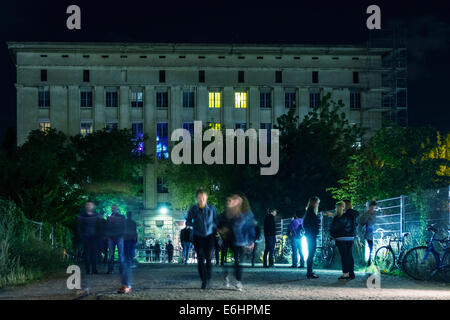 Vue de nuit de personnes attendant à l'extérieur entrée de la célèbre discothèque Berghain à Friedrichshain Berlin Allemagne Banque D'Images