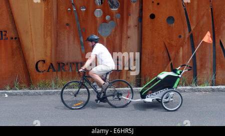 Un homme à vélo au-delà d'un métal rouillé art installation célébrant l'histoire du Québec à Cap Rouge, Québec Banque D'Images