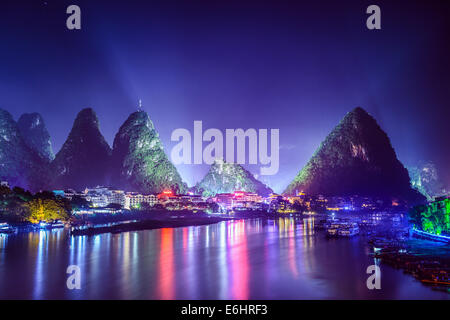 Yangshuo, Chine cityscape et montagnes karstiques sur la rivière Li. Banque D'Images