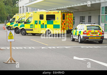 Ambulance Healthcare parking à l'extérieur du bâtiment moderne du NHS à Broomfield Hospital accident and Emergency Casualty Department Chelmsford Essex Angleterre Royaume-Uni Banque D'Images