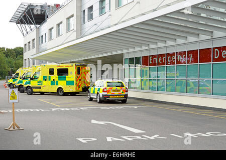 Angleterre de l'ambulance service d'urgence 999 NHS SOS ambulances garées à A&E Broomfield hospital urgences Ministère Essex, Angleterre Royaume-uni Banque D'Images