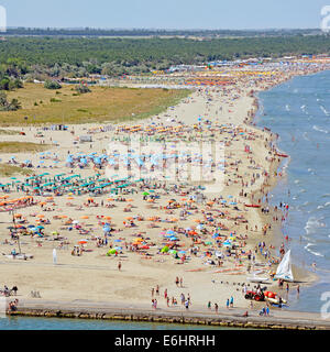 Vue aérienne de aux personnes bénéficiant d'une longue plage de sable le long de la côte Adriatique sur une chaude journée d'été
