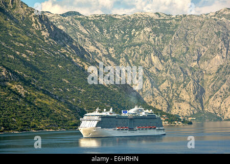 Bateau de croisière Regal Princess navigation dans le fjord comme décor de la baie de Kotor MONTENEGRO Mer Adriatique Europe Banque D'Images