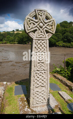 Une croix celtique sur le terrain de St Just in Roseland Église, Cornwall, en Angleterre. Banque D'Images