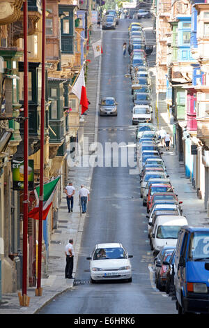 Sur le parking de la route typique dans un étroit chemin rue résidentielle dans la capitale, La Valette, Malte Europe Banque D'Images