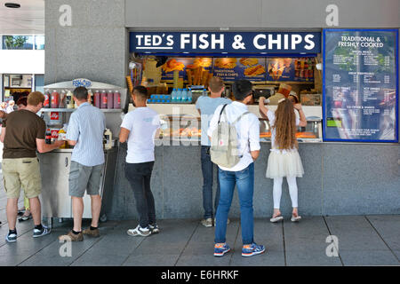 TEDS Fish and Chips shop comptoir back View groupe de touristes clients magasiner pour la cuisine britannique traditionnelle par les personnes visitant la Tour de Londres Angleterre Royaume-Uni Banque D'Images