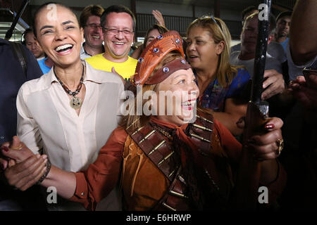 Sao Paulo, Brésil. 24 août, 2014. Marina Silva (L), candidat à la présidence du parti socialiste brésilien (PSB, pour son sigle en portugais), prend part à un événement de campagne, à Sao Paulo, Brésil, le 24 août, 2014. Élections présidentielles brésiliennes de aura lieu le 5 octobre. © Rahel Patrasso/Xinhua/Alamy Live News Banque D'Images
