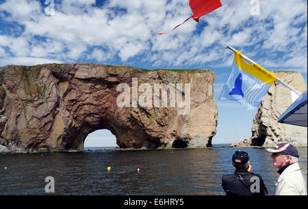 Les touristes sur un bateau promenade autour du rocher Percé Gaspésie, Québec Banque D'Images