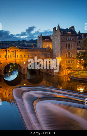 Pulteney Bridge sur la rivière Avon, Bath, Somerset, Angleterre Banque D'Images