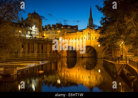 Pulteney Bridge sur la rivière Avon, Bath, Somerset, Angleterre Banque D'Images