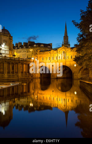 Pulteney Bridge sur la rivière Avon, Bath, Somerset, Angleterre Banque D'Images