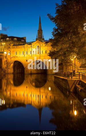 Pulteney Bridge sur la rivière Avon, Bath, Somerset, Angleterre Banque D'Images