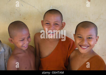 Sourire trois moines bouddhistes, novice dans un monastère près de le village flottant de Kompong Khleang, près de Siem Reap, au Cambodge. Banque D'Images