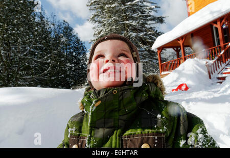 Portrait d'un garçon de 2 ans, recouverts de neige en hiver au Québec Banque D'Images
