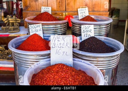 Différents types de piments rouges sur un marché d'épices dans le vieux bazar de Gaziantep, le sud-est de l'Anatolie, Turquie Banque D'Images