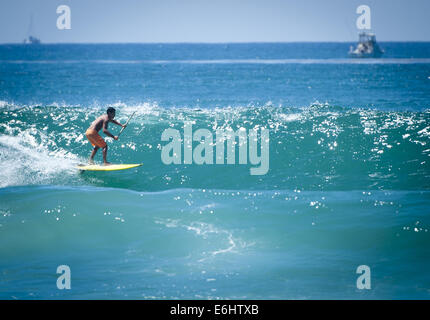 San Clemente, Californie, USA. 23 août, 2014. Un Stand Up Paddle Boarder vient à travers le visage d'une vague près de Cotton's Point au sud du comté d'Orange le samedi. La tempête tropicale Lowell dans le Pacifique est un ouragan a commencé à venir à terre à mi-chemin en bas de la péninsule de Basse-Californie au cours du week-end, ce qui porte plus large que d'habitude de surf plages de la Californie du Sud. La grande houle invite les internautes à frapper les plages commençant le jeudi et jusqu'au dimanche comme les vagues se tourna plus petit. © David Bro/ZUMA/Alamy Fil Live News Banque D'Images