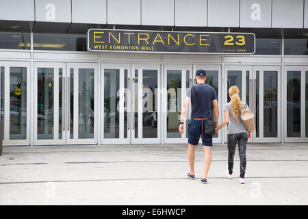 Couple marchant dans l'entrée # 23 à l'immense centre commercial West Edmonton Banque D'Images