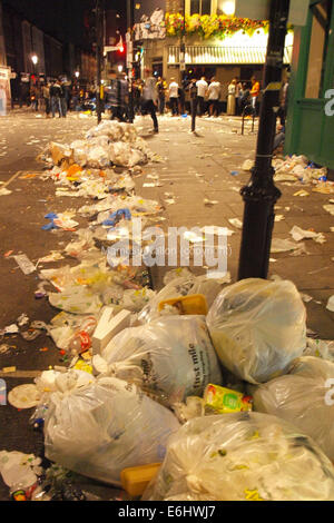 Londres, Royaume-Uni. 24 août, 2014. Lignes d'ordures dans les rues de Notting Hill, après le carnaval de Notting Hill Children's day parade Crédit : Mamusu Kallon/Alamy Live News Banque D'Images