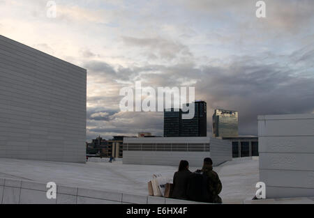 Toit de l'Opéra d'Oslo qui est le foyer de l'Opéra National et du Ballet Banque D'Images